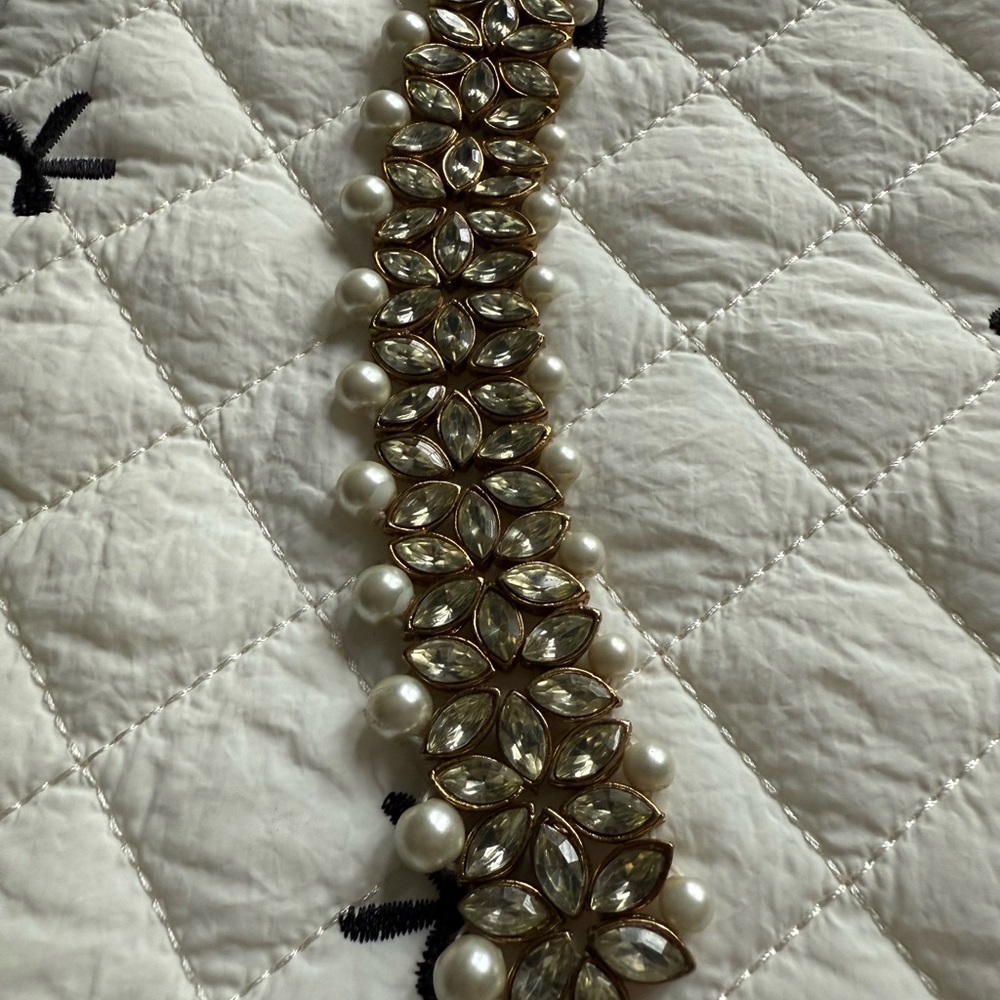 Elegant Gold and Pearl Bracelet